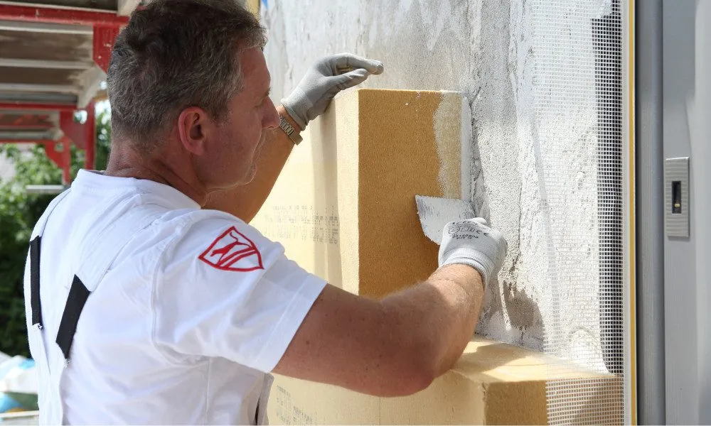 Przyklejanie płyt STEICOprotect L dry przy pomocy kleju quick-mix SKS